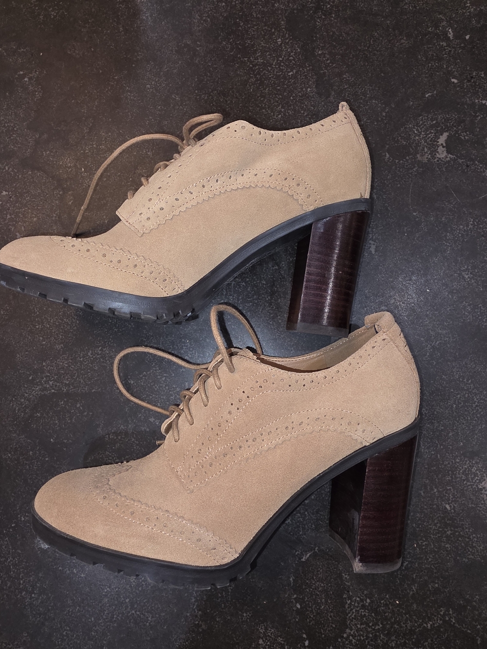 Tommy Hilfiger Men’s Tan Suede Wingtip Oxfords With 3inch Heel - Picture 4 of 9